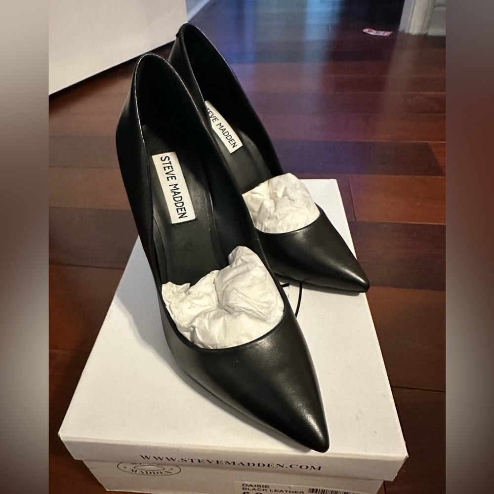 Steve Madden Black Pointed Toe Leather Pumps - Size 6
